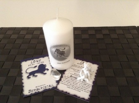 Kerzen mit Sternzeichmotiven